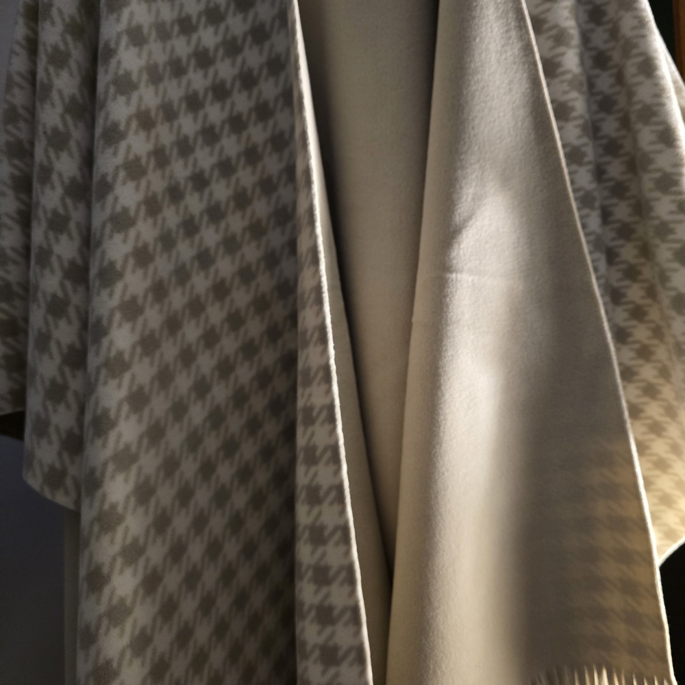Elegant Cream Houndstooth Cape - Picture 2 of 6